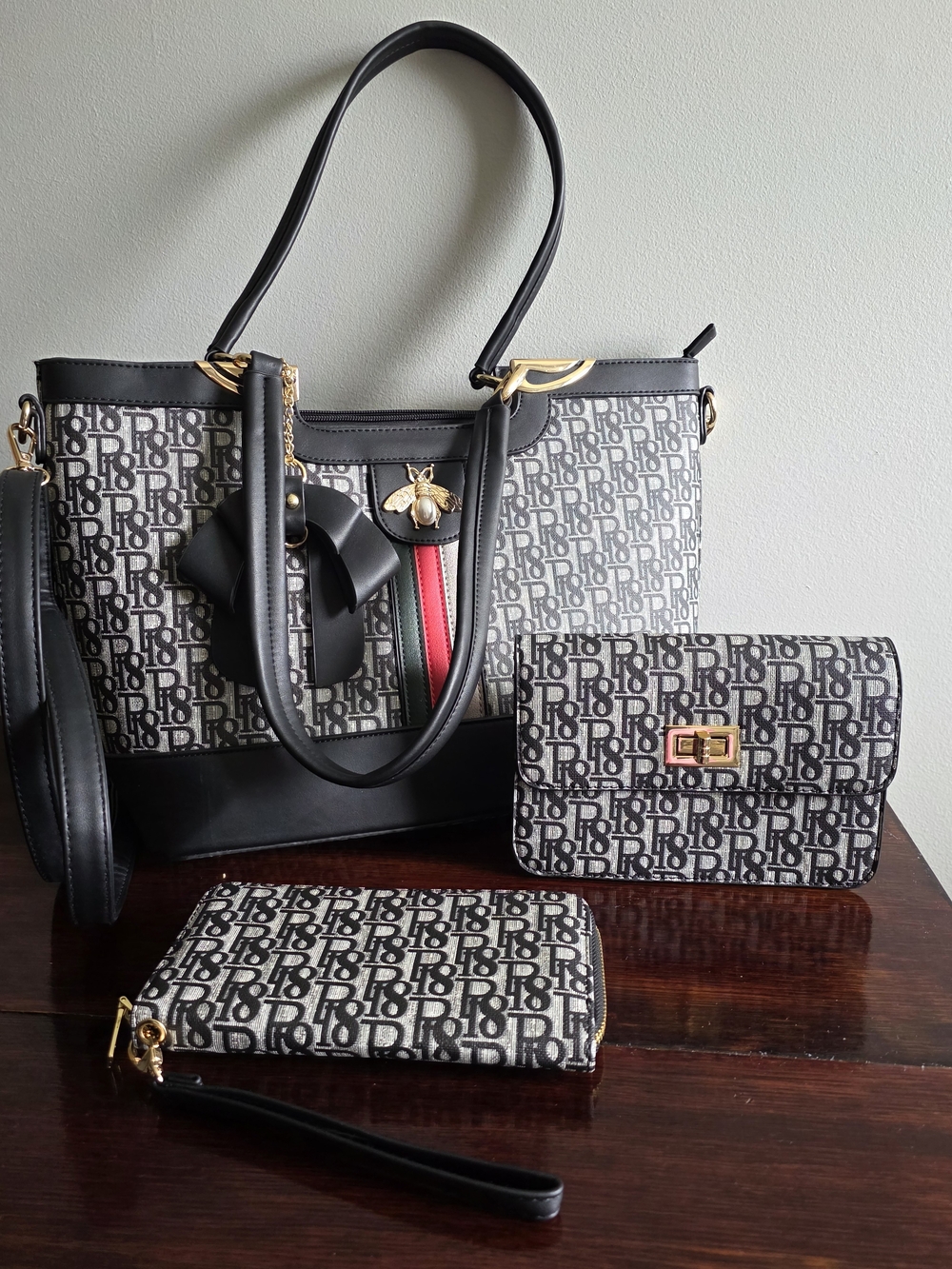 NEW WITH TAGS – Classic Fashion 3-Piece Handbag Set